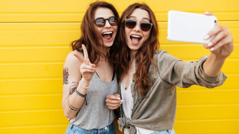 Stel uzelf deze vragen voordat u zich aan een veel jongere partner bindt