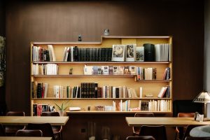 Hou hier rekening mee als je een industriële boekenkast koopt