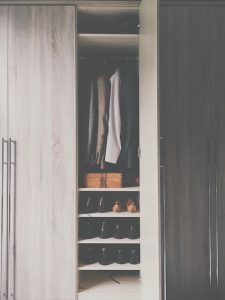 De charme en veelzijdigheid van een open kast in je interieur